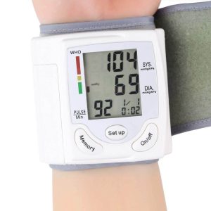 Ez a csuklós vérnyomásmérő gyorsan és pontosan mutatja a kívánt értéket, a világon bárhol és bármikor