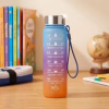 A legkisebb, 300 ml-es motivációs kulacs egy gyerek iróasztalán