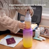 Egy nő utazás előtt egymásba helyezi a motivációs kulacs szett egyes darabjait