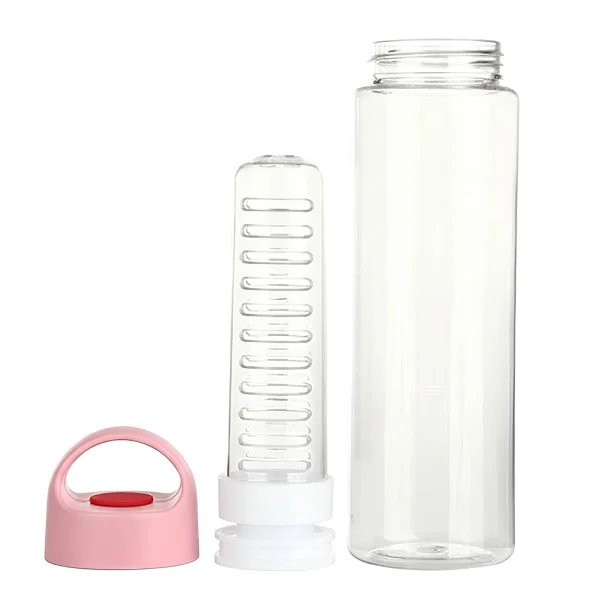 A rózsaszín infuser kulacs kupakja, gyümölcsbetétje, valamint maga a kulacs test
