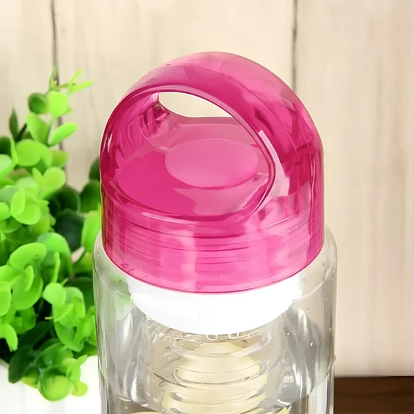 Az infuser kulacs kupakja közelről