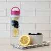 A gyümölcs infuser kulacs egy konyhapulton