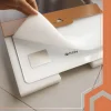 Alkalmazás előtt, a logóval ellátott, fehér okos személymérleg