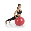 Fiatal nő tornázik a piros színű Umbro fitness labda 75 cm-es változatával