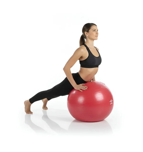 Fiatal nő tornázik a piros színű Umbro fitness labda 75 cm-es változatával