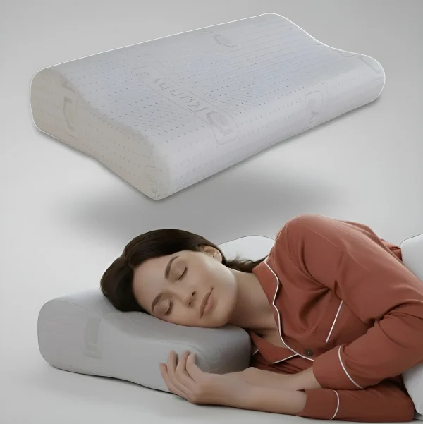 A kép felső részén önmagában a Ruhhy anatómiai párna, alul pedig egy nő alszik, szintén az anatómiai párnán