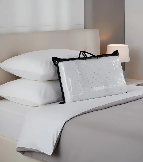 A Ruhhy anatómiai párna bontatlan állapotban, egy francia ágyra helyezve