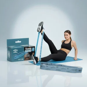 Az Umbro elasztikus edzőszalag doboza látható bal oldalt, a kép közepén egy nő, aki a szalaggal erősít, ezalatt pedig maga a termék látható