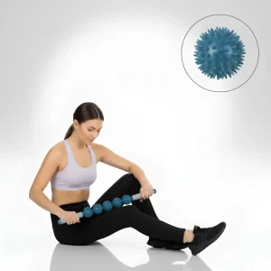 Egy nő épp felfrissíti combizmait a masszírozó rúd segítségével