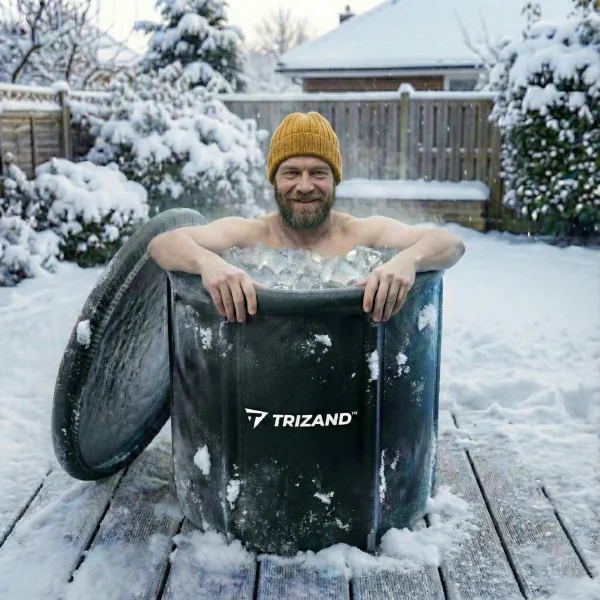 Egy skandináv arcvonásokkal rendelkező férfi ül a hidegvizes merülő dézsában