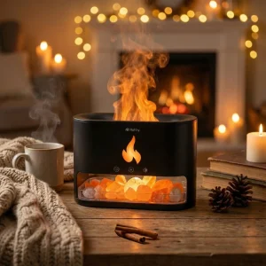 A Ruhhy aromaterápiás párologtató egy meleg, karácsonyi környezetben egy asztalra helyezve, gyertya, bögre, toboz és fahéjrúd társaságában