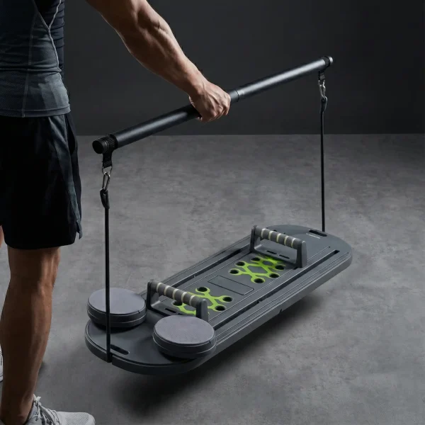 Egy sportos férfi tartja kezében a pilates táblát