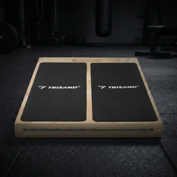 Trizand fából készült vádlinyújtó deszka, fekete csúszásgátló felülettel és márkajelzéssel