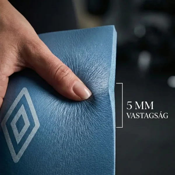 Az 5 mm vastag Umbro jógamatrac mélységének prezentálása