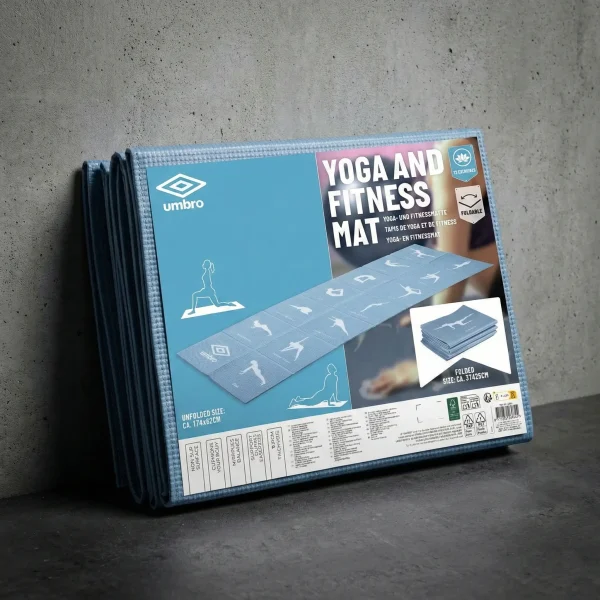 Az Umbro jógamatrac összehajtott állapotban, falnak támasztva