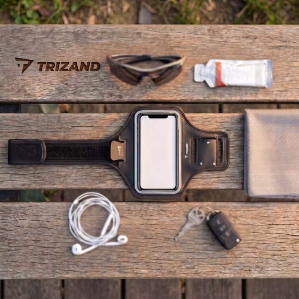 A Trizand karpántos telefontok felülnézetből egy padra helyezve, egyéb kellékek között