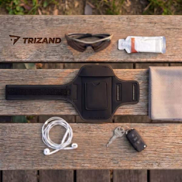 A Trizand telefontok hátulja egy padon, hétköznapi tárgyak között