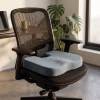 Az ergonomikus ülőpárna egy modern irodaszéken, minimalista környezetben