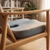 Egy natúr színű fa szék, amelyen az ergonomikus ülőpárna került elhelyezésre