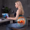 Egy laptop előtt ülő szőke nő a derekát masszírozza a vezeték nélküli nyakmasszírozó készülékkel