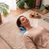 Relaxáló, csukott szemű nő, aki pihentető környezetben élvezi a nyaknyújtó párna előnyeit
