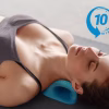 Egy edzőmatracon fekvő nő, aki a nyaknyújtó párnát használja a napi 10 perces relaxációjához
